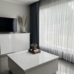 interiorismo, cortinas y muebles laqueados